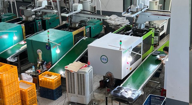 Production machines and workstations in a workshop